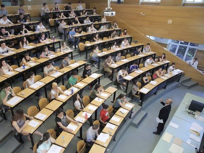 Vista de un aula en el examen de Selectividad en la Facultad de Odontología de la Universidad Complutense de Madrid, en 2016.