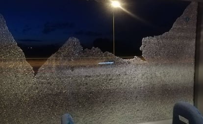 La ventanilla que estalló por el impacto e hirió a Manuela Alonso.