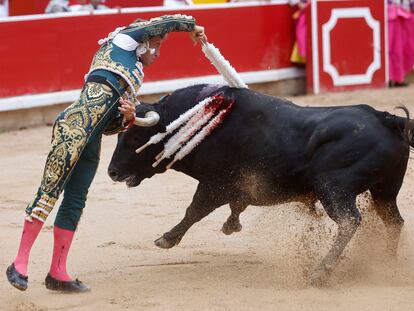 Manuel Escribano, en un par de banderillas al violín a su primer toro.