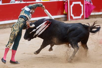 Manuel Escribano, en un par de banderillas al violín a su primer toro.