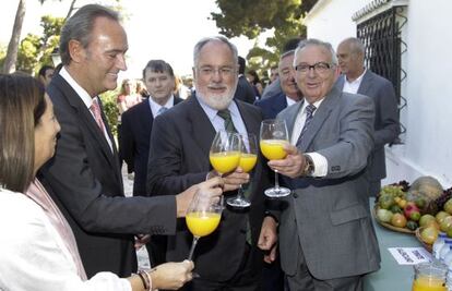 El ministro de Agricultura, Miguel Arias Cañete, visitó el miercoles el centro de investigación de la cooperativa Anecoop —en la imagen, con Alberto Fabra, y Juan Safont, presidente de la entidad— en Museros y las instalaciones de Socomo en Villanueva de Castellón.