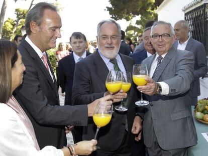 El ministro de Agricultura, Miguel Arias Ca&ntilde;ete, visit&oacute; el miercoles el centro de investigaci&oacute;n de la cooperativa Anecoop &mdash;en la imagen, con Alberto Fabra, y Juan Safont, presidente de la entidad&mdash; en Museros y las instalaciones de Socomo en Villanueva de Castell&oacute;n. 