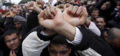 Los manifestantes gritan lemas y simulan estar esposados durante una protesta realizada en las calles del centro de Túnez contra el presidente, Zine el Abidine Ben Alí