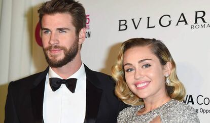 Liam Hemsworth y Miley Cyrus en la fiesta de Elton John contra el SIDA, en marzo de 2018 en Los Ángeles, California.