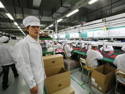 Arriba, trabajadores en la fábrica de Foxconn.