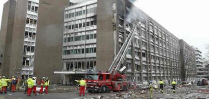 Los bomberos tratan de sofocar el incendio en uno de los edificios oficiales