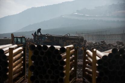 Materiales empleados por el cuerpo de ingenieros del Ejército de Israel para destruir un túnel de Hezbolá en el muro de separación en la frontera de Líbano cerca de Metula.