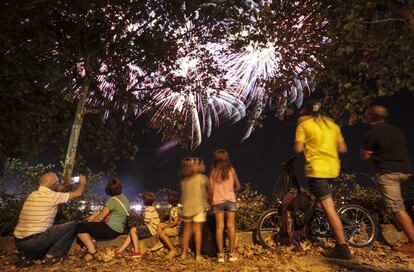 Un grupo de personas disfruta de los fuegos artificiales que despiden Veranos de la Villa con el 'Romeo y Julieta' de Prokofiev.