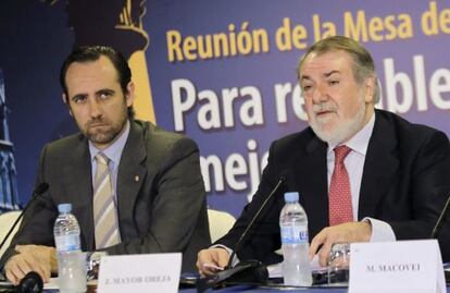 Jaime Mayor Oreja (d), y Jos&eacute; Ram&oacute;n Bauz&aacute;, en la reuni&oacute;n en Palma.