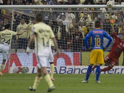 Oribe Peralta estrella un penal a favor del Am&eacute;rica en el travesa&ntilde;o.