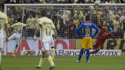 Oribe Peralta estrella un penal a favor del América en el travesaño.
