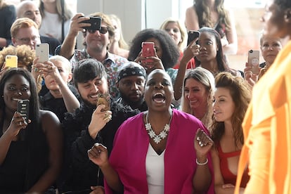 Leslie Jones gritando en primera fila del desfile de Christian Siriano.