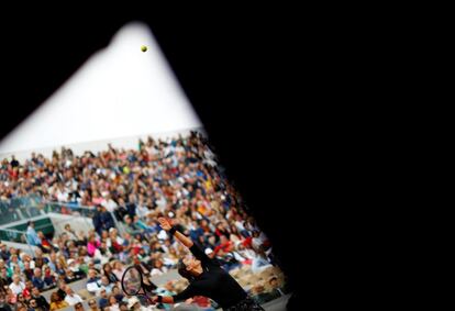 Victoria Azarenka de Bielorrusia ejecuta un saque durante su partido de la segunda ronda contra Naomi Osaka de Japón, en el Roland Garros en París (Francia), el 30 de mayo de 2019.