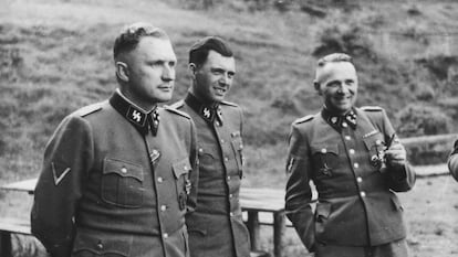 Josef Mengele (en el centro), el médico de Auschwitz, en 1944, entre Richard Baer, comandante del campo (izquierda), y Rudolf Höss.