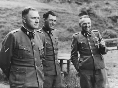 Josef Mengele (en el centro), el médico de Auschwitz, en 1944, entre Richard Baer, comandante del campo (izquierda), y Rudolf Höss.