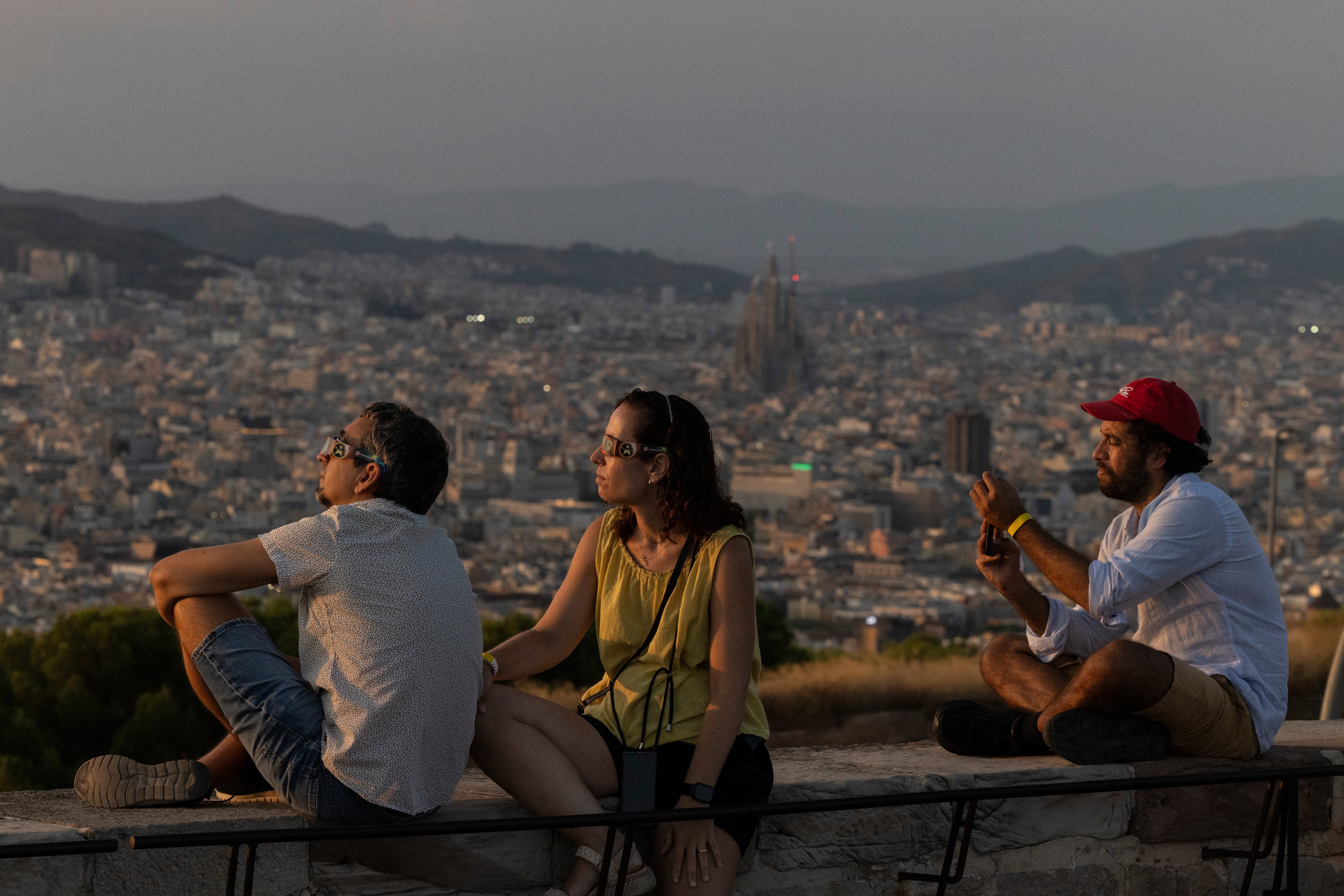 Cataluña se rinde al eclipse total: “Ya se ve, mamá”