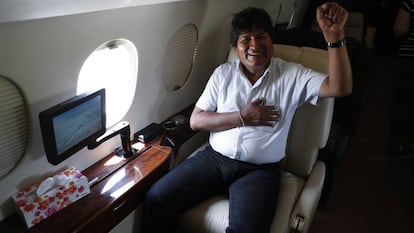 O presidente de Bolívia, Evo Morais, neste domingo no avião presidencial.