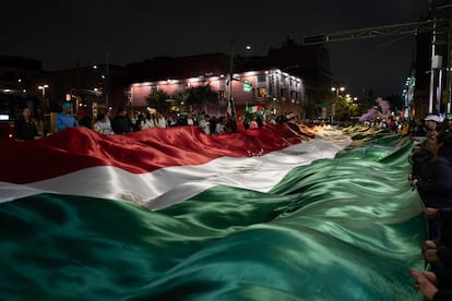 Manifestantes despliegan una bandera de México entre Eje Central y Tacuba, el 10 de septiembre.