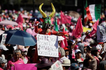 La oposición quiere agotar hasta el último recurso para impedir el avance del “plan B” de la reforma electoral. Es por eso que este domingo se han manifestado a las afueras de la sede de la Suprema Corte de Justicia, para pedir que los ministros definan los cambios en la ley como inconstitucionales. En la imagen, manifestantes a las afueras de la sede del Poder Judicial durante la protesta.