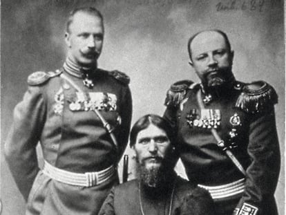 Rasputín, escoltado por el príncipe Putiatin y el coronel Loman, en Rusia hacia 1915.