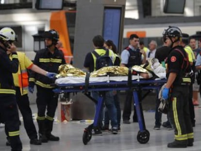 El choque se ha producido al impactar con el tope de la estación de Francia. Hay tres personas en estado grave. El ministro de Fomento asegura que el tren pasó la última revisión hace diez días