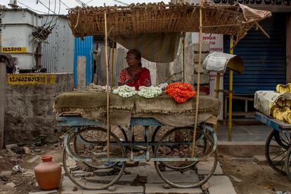 En Andhra Pradesh, las duras condiciones de vida a las que están sometidas las mujeres deterioran su salud. Trabajan en el campo o en comercios y también se ocupan de todas las labores del hogar. En la imagen, una vecina del distrito de Madakasira vende guirnaldas de flores para adornar el cabello.