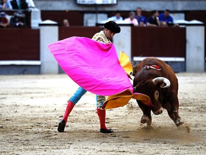 Cayetano Rivera, en su primer toro de la tarde.