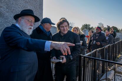 El presidente electo de Argentina, Javier Milei, visita la tumba del rabino Schneerson en el cementerio judío de Montefiore, al este de Nueva York. EFE/Ángel Colmenares