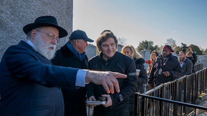 El presidente electo de Argentina, Javier Milei, visita la tumba del rabino Schneerson en el cementerio judío de Montefiore, al este de Nueva York.