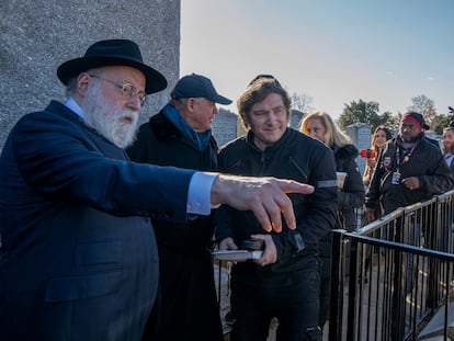 El presidente electo de Argentina, Javier Milei, visita la tumba del rabino Schneerson en el cementerio judío de Montefiore, al este de Nueva York. EFE/Ángel Colmenares