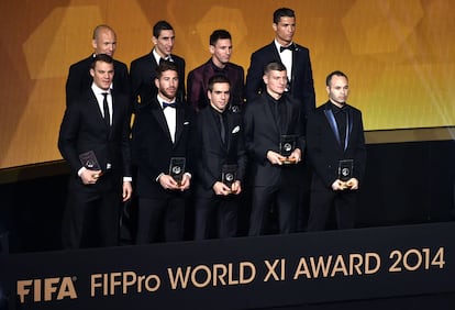 Los ganadores del XI / FIFPro Mundial de la FIFA 2014, según lo votado por más de 20.000 jugadores profesionales, posan con sus trofeos.
