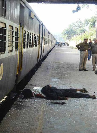 Una víctima de la bomba que explotó ayer en un tren en Diphu (Estado de Assam, al noreste de India).