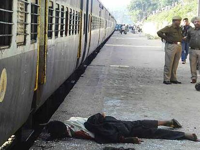 Una víctima de la bomba que explotó ayer en un tren en Diphu (Estado de Assam, al noreste de India).