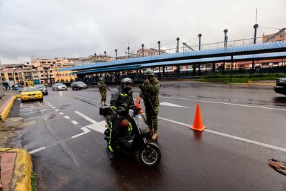 Un soldado retiene a un motociclista en Ecuador, en enero.