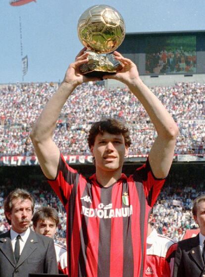 Marco van Basten, jogador do Milan, recebe a Bola de Ouro de 1989.