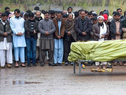 Los familiares de una víctima paquistaní oran en su funeral, asesinada durante el intercambio de bombardeos entre India y Pakistán, en Islamabad.