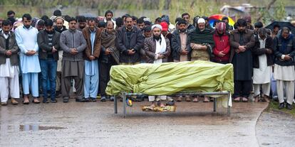 Los familiares de una víctima paquistaní oran en su funeral, asesinada durante el intercambio de bombardeos entre India y Pakistán, en Islamabad.