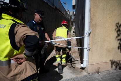 Los bomberos y la policía local intentan acceder a la parte trasera de la discoteca 'Golden', donde una serie de puertas en un pasillo inutilizó las salidas de emergencia de las discotecas, este jueves en Murcia.