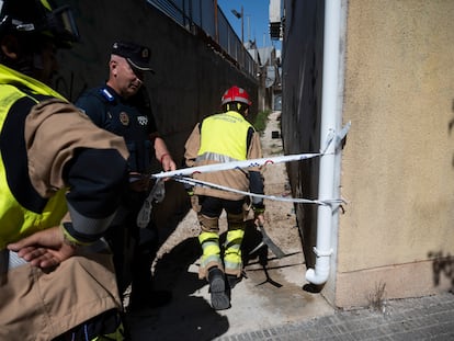 Los bomberos y la policía local intentan acceder a la parte trasera de la discoteca 'Golden', donde una serie de puertas en un pasillo inutilizó las salidas de emergencia de las discotecas, este jueves en Murcia.