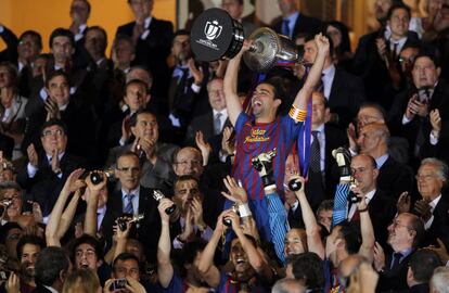 Xavi levanta la Copa del Rey de 2012.
