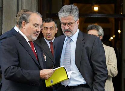 Solbes muestra al presidente del Congreso, Manuel Marín, el libro de presentación de los Presupuestos.