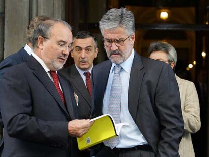 Solbes muestra al presidente del Congreso, Manuel Marín, el libro de presentación de los Presupuestos.