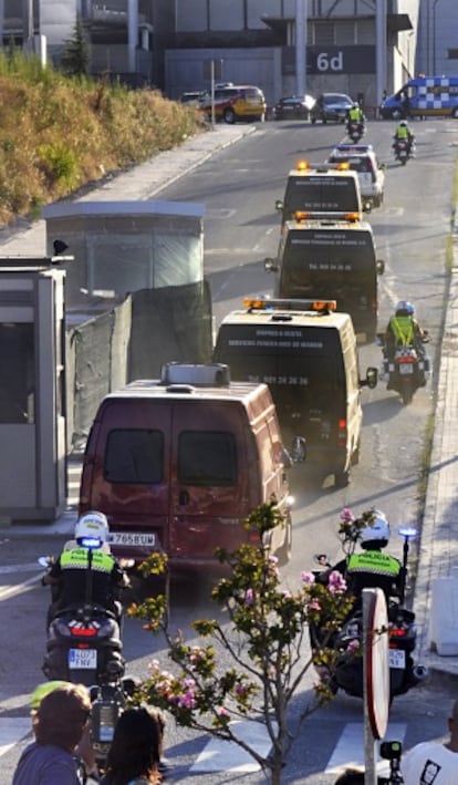 Traslado de cadáveres del accidente al pabellón de Ifema en Madrid.