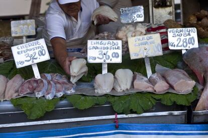 Un vendedor de pescado en un mercado de R&iacute;o de Janeiro.