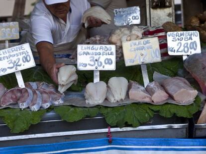 Un vendedor de pescado en un mercado de R&iacute;o de Janeiro.