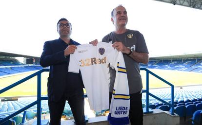 Marcelo Bielsa posa con Andrea Radrizzani, propietario del Leeds United, durante su presentación como entrenador del club.