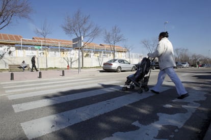 Paso de peatones de la avenida Olímpica de Alcobendas en el que murió atropellado el niño de dos años.