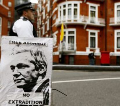 Entrada de la Embajada de Ecuador en Londres.