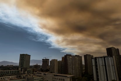 La nube de humo que cubre Santiago (Chile), el 16 de diciembre de 2022.