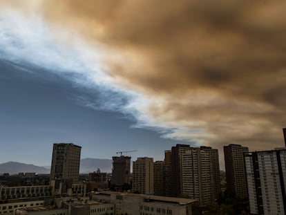 La nube de humo que cubre Santiago (Chile), el 16 de diciembre de 2022.